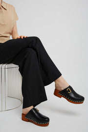 Jeannette black leather clogs