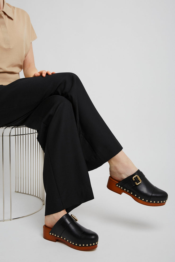 Jeannette black leather clogs