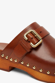Jeannette brown leather clogs