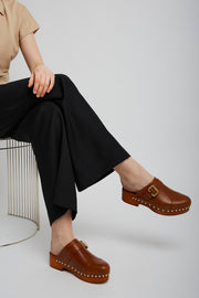 Jeannette brown leather clogs