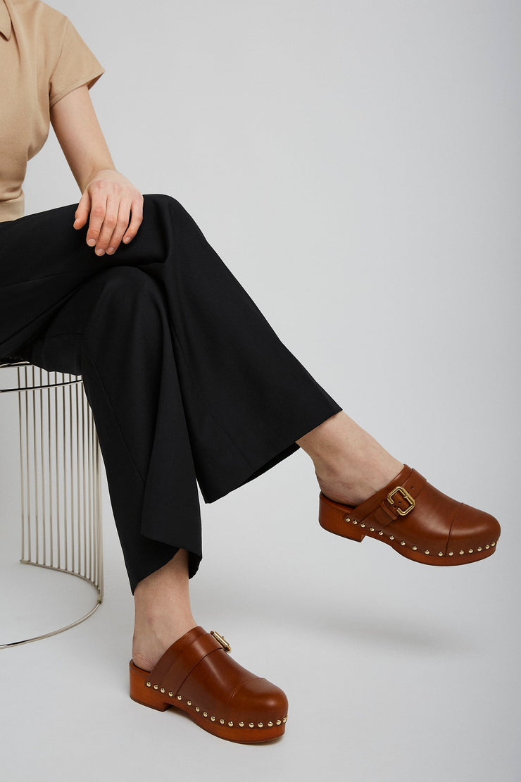 Jeannette brown leather clogs