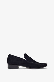 Man's black leather loafers
