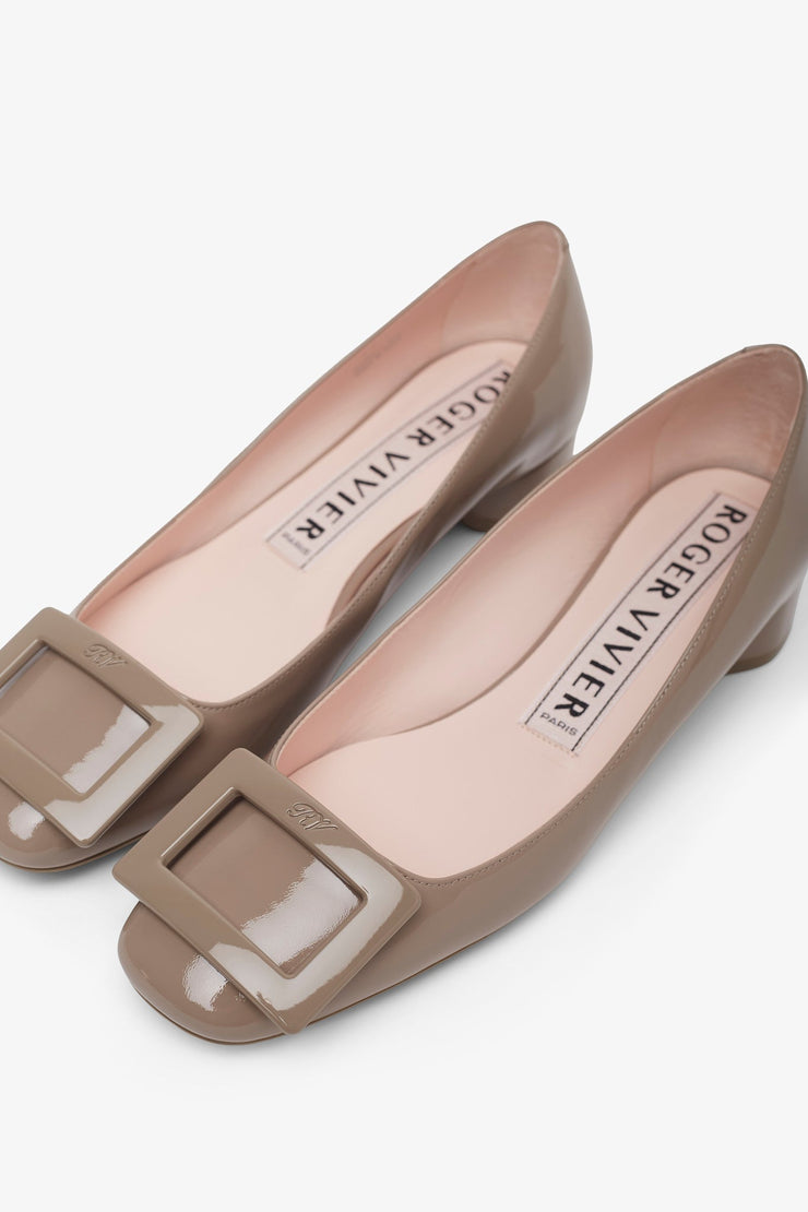 Roundy 25 beige patent pumps
