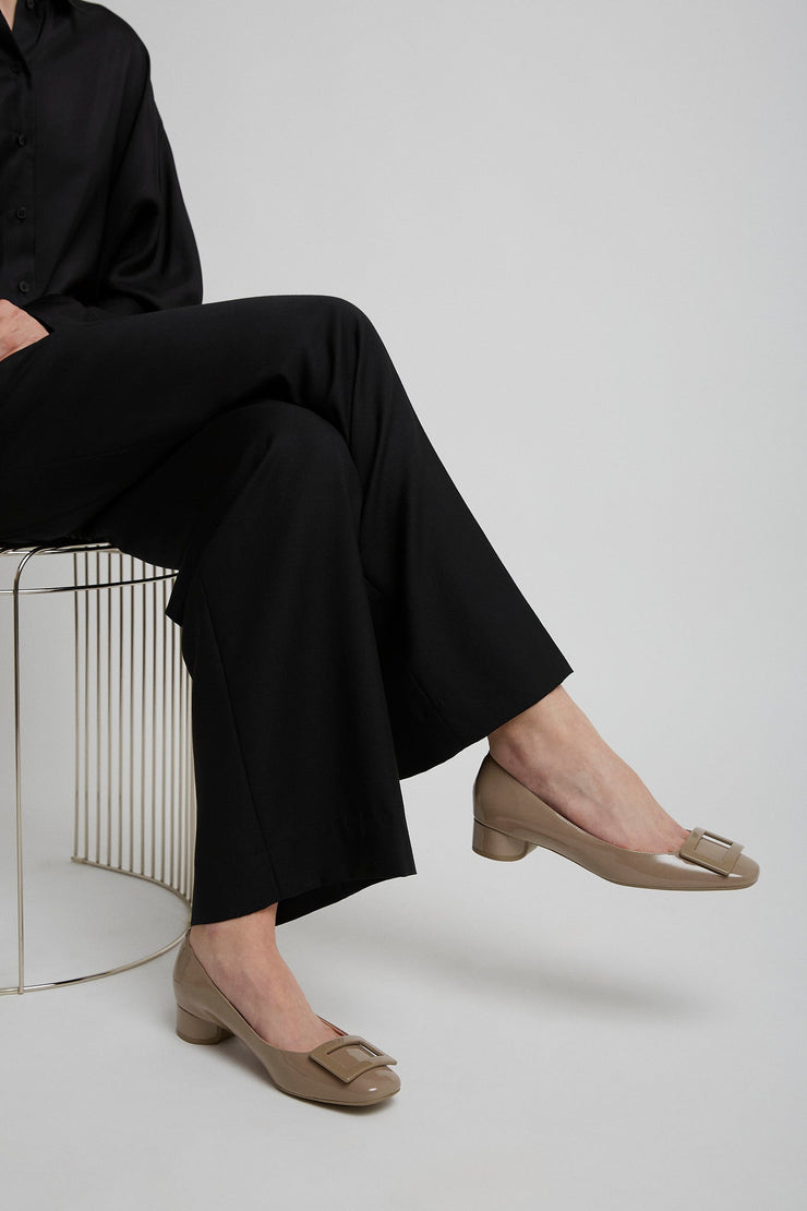 Roundy 25 beige patent pumps
